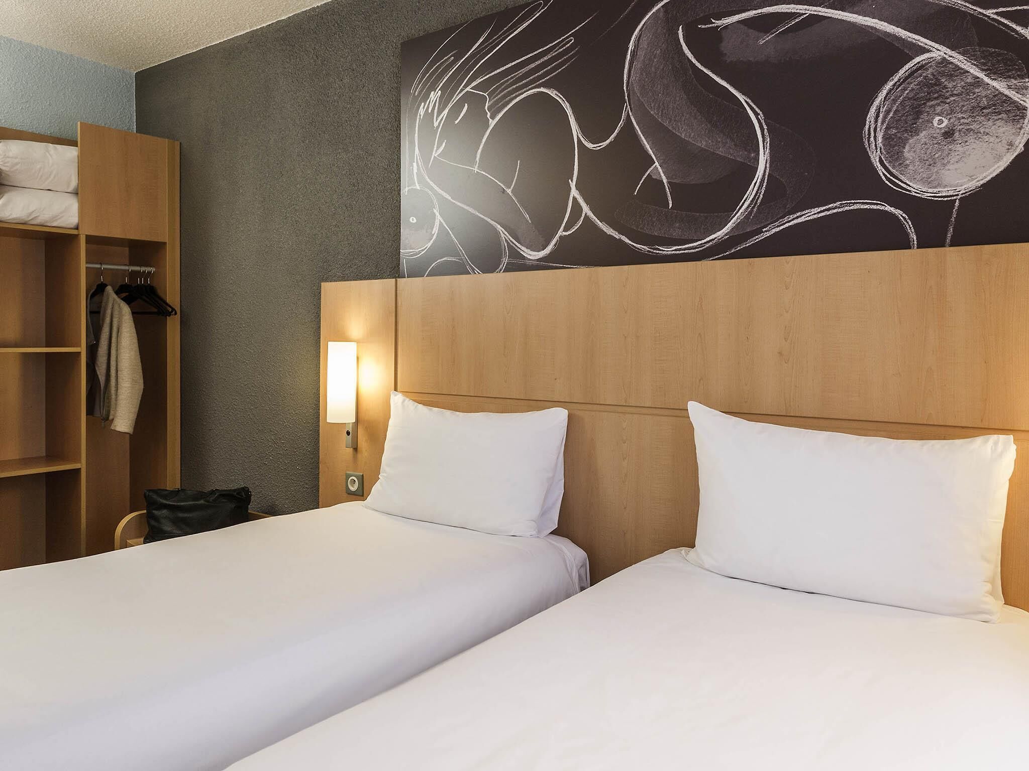 Habitación estándar, 2 camas individuales | Escritorio, cortinas blackout y insonorización 