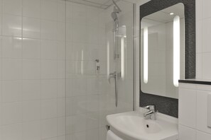 Quarto standard, 1 cama de solteiro | Banheiro | Produtos de toalete biodegradáveis 
