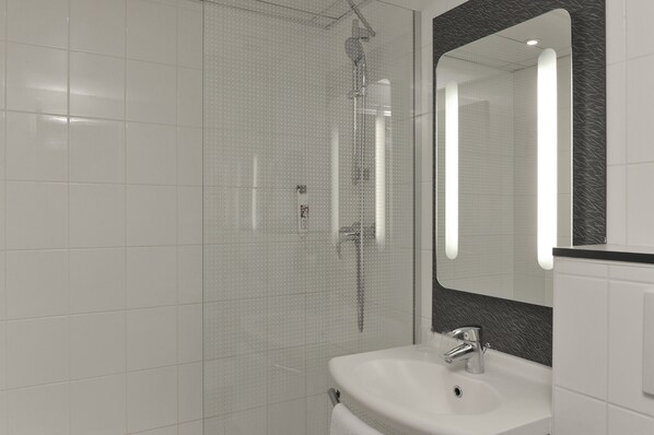 Chambre Standard, 1 lit une place | Salle de bain | Articles de toilette écologiques, sèche-cheveux, serviettes fournies