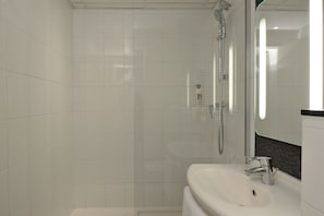 Chambre Double Standard, 1 lit double | Salle de bain | Articles de toilette écologiques, sèche-cheveux, serviettes fournies