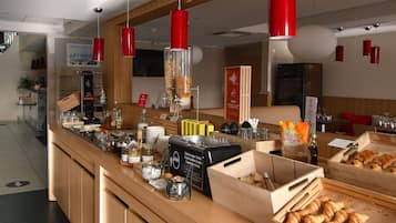 Se ofrece un desayuno bufé (11.40 EUR por persona)