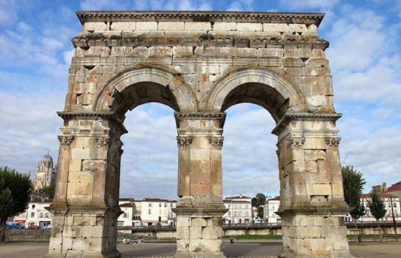 Un gran arco de piedra con dos aberturas, presumiblemente parte de un monumento o edificio histórico.