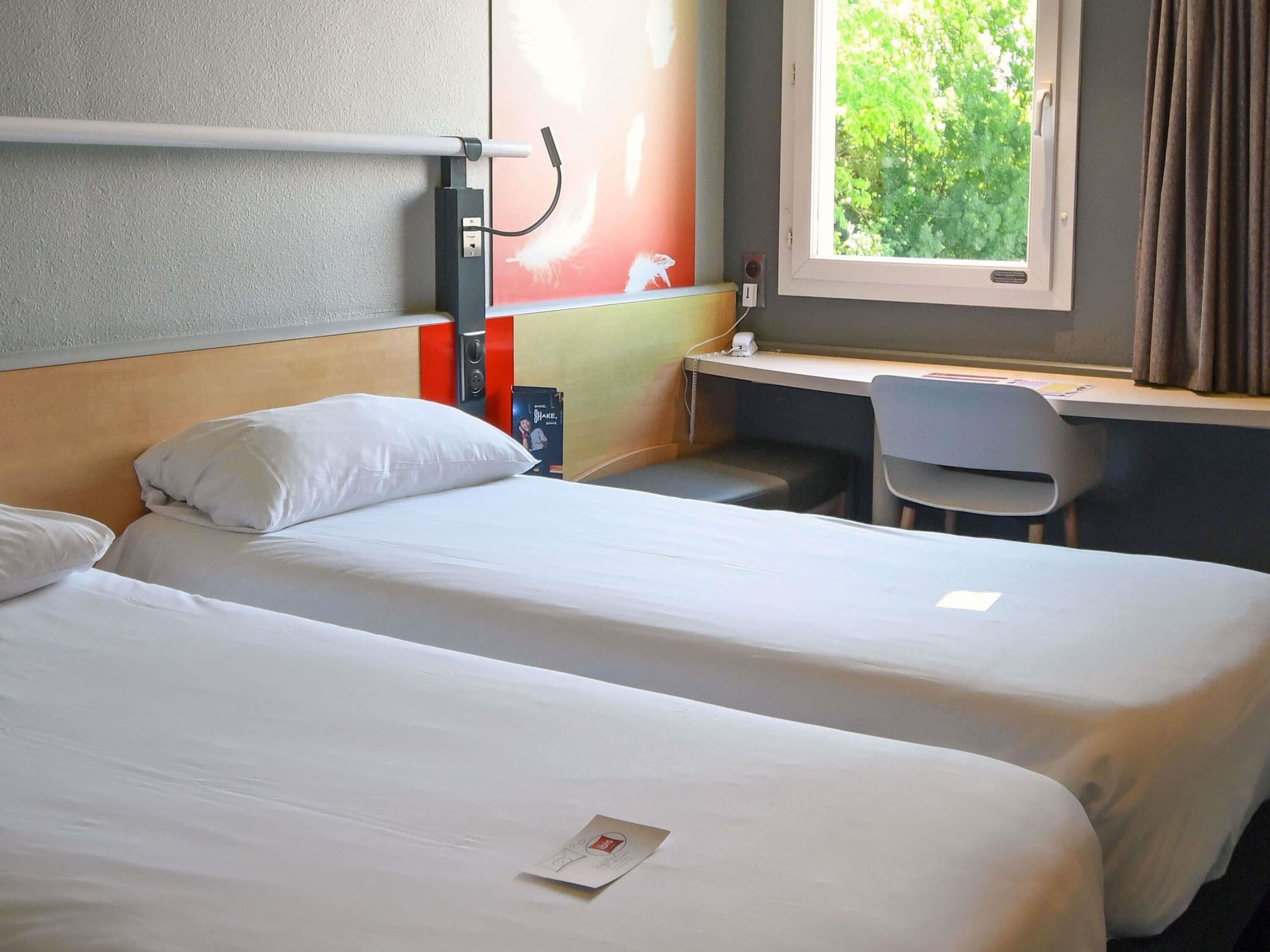 Habitación estándar, 2 camas individuales | Ropa de cama de alta calidad, escritorio y cortinas blackout 