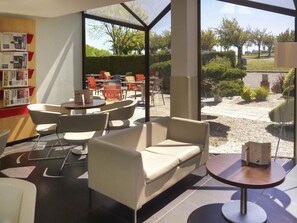 Bar (on property) - Hôtel ibis Saintes (Saintes)