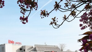 Un hotel Ibis de diseño moderno, con zona de estar al aire libre y un jardín bien cuidado.