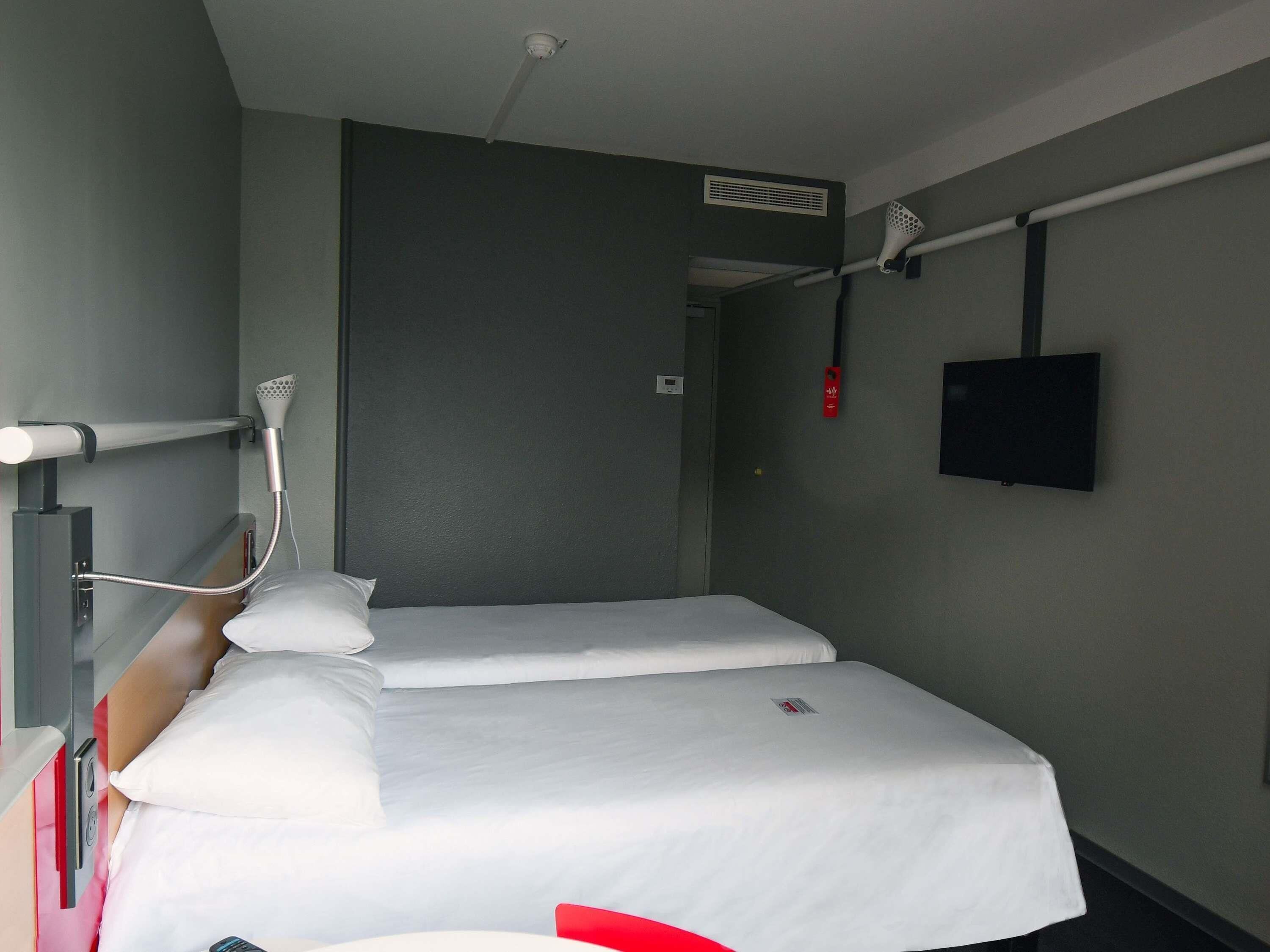 Quarto standard, 2 camas de solteiro | Roupas de cama premium, escrivaninha, cortinas blackout