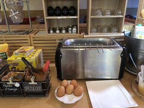 Tägliches Frühstücksbuffet (11.40 EUR pro Person)