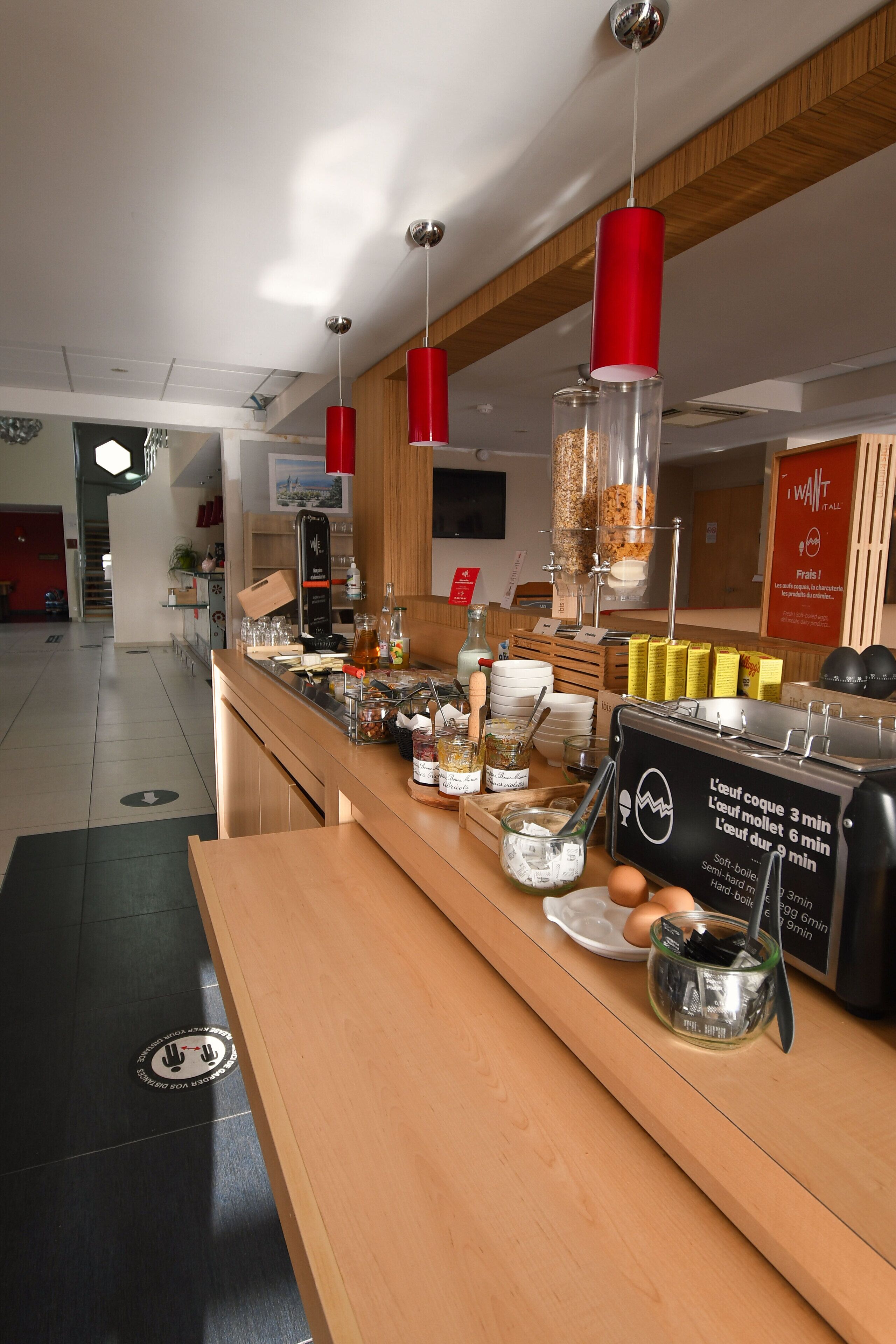 Un moderno café con mostrador de madera, una máquina de café y diversos utensilios para prepararlo.
