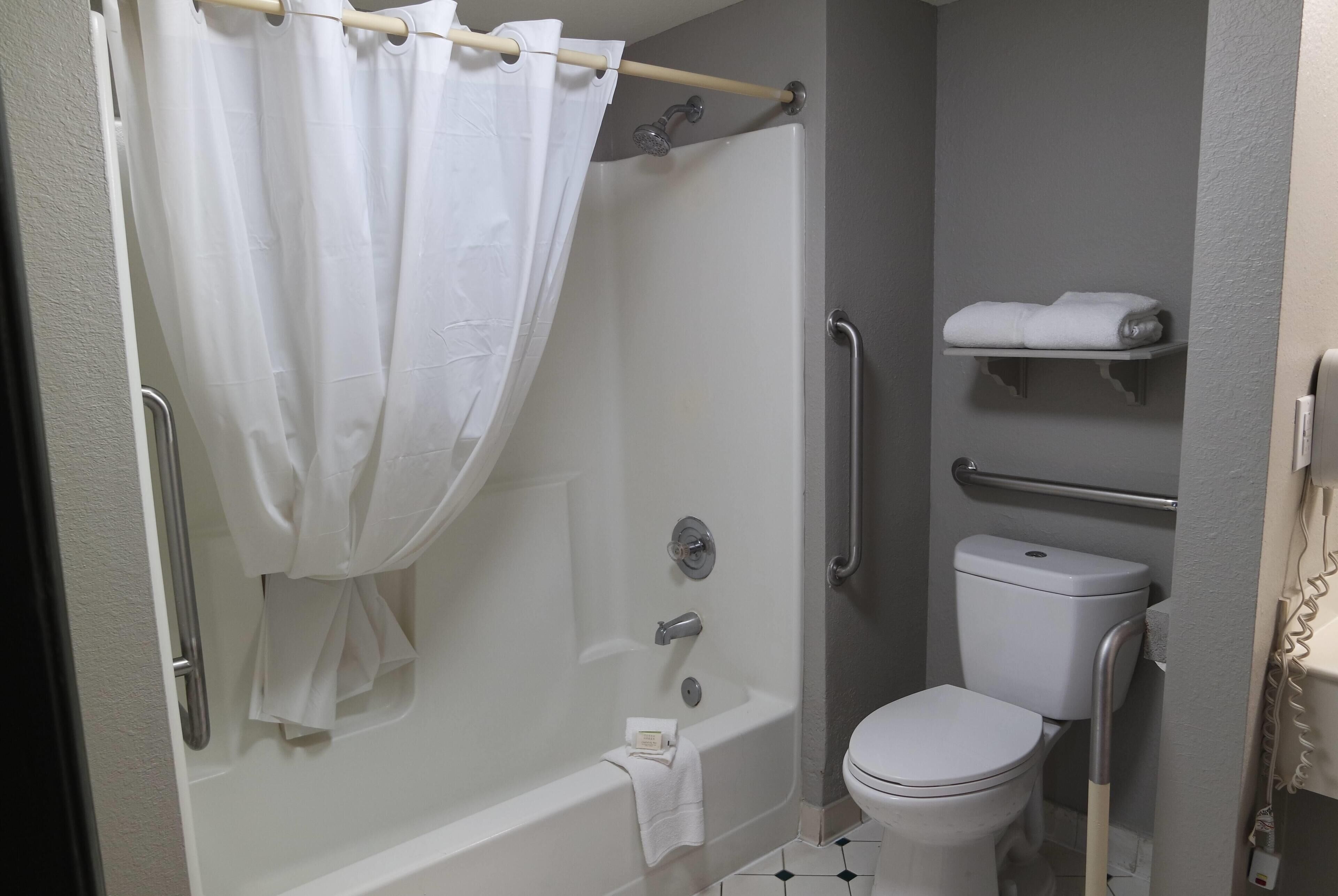 Zimmer, 1 King-Bett, barrierearm, Nichtraucher (Bathtub with Grab Bars) | Barrierefreies Bad