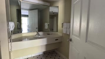 Kamar, 1 Tempat Tidur King, difabel mobilitas, Bebas Asap Rokok (Bathtub with Grab Bars) | Kamar mandi | Kombinasi shower/bathtub dan perlengkapan mandi gratis