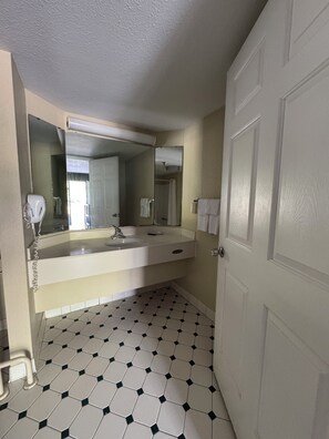 Chambre, 1 très grand lit, accessible aux personnes à mobilité réduite (Bathtub with Grab Bars) | Salle de bain