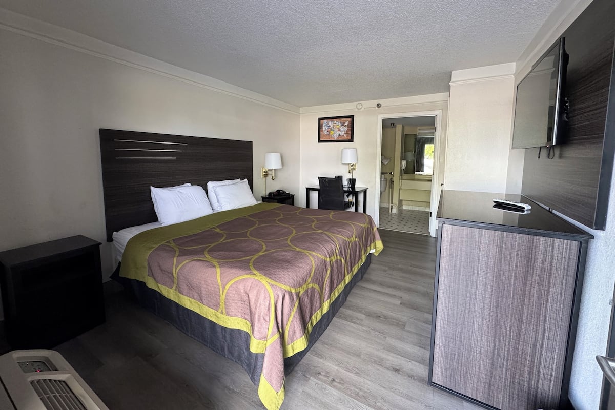 Room, 1 King Bed, Mobility Accessible, Non Smoking (Bathtub with Grab Bars) | Premium bedding, pillowtop beds, desk, laptop workspace