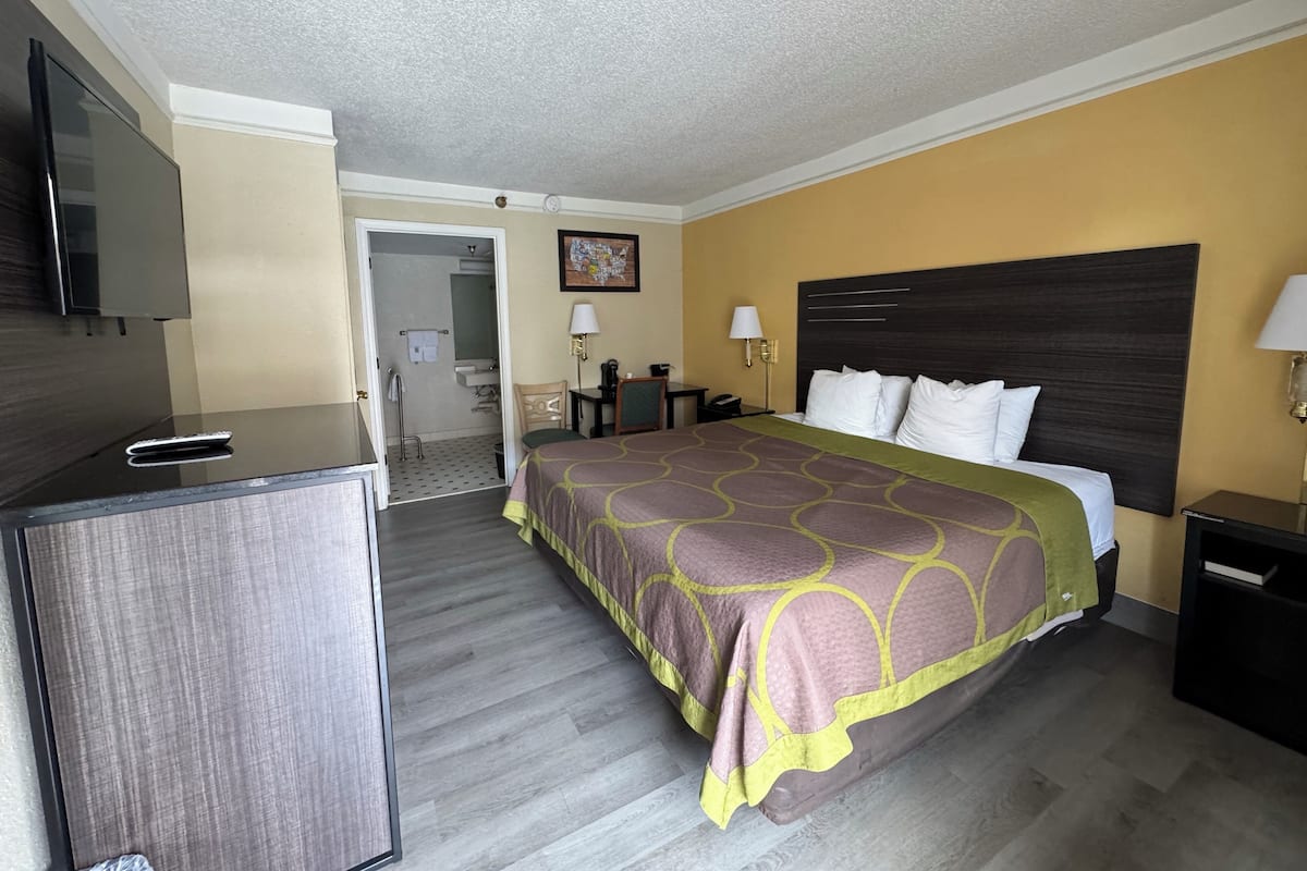 Room, 1 King Bed, Mobility Accessible, Non Smoking (Roll-in Shower) | Premium bedding, pillowtop beds, desk, laptop workspace