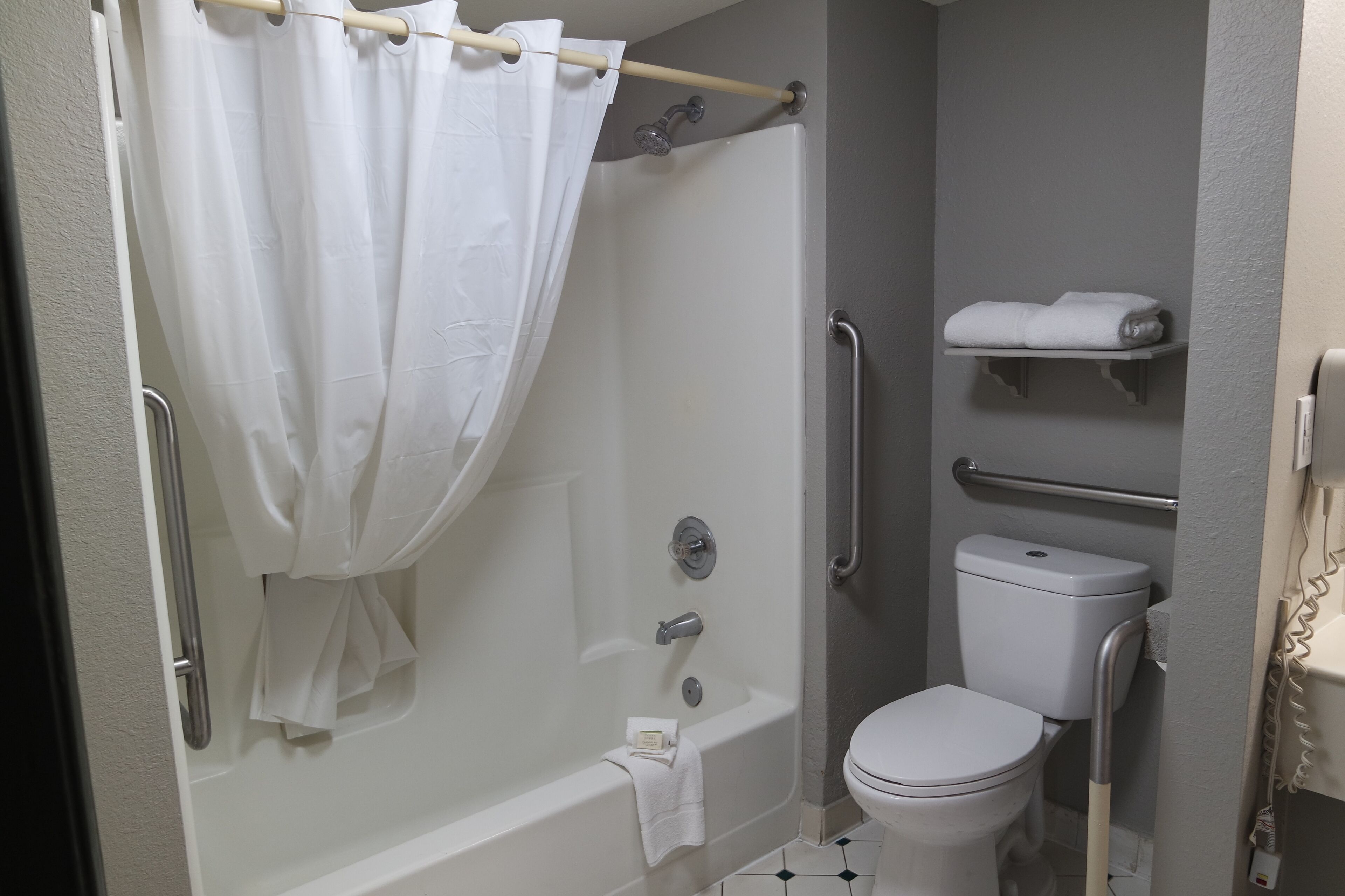 Duschwanne, kostenlose Toilettenartikel, Haartrockner, Handtücher