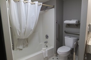 Bañera con ducha, artículos de tocador gratuitos, secador de pelo