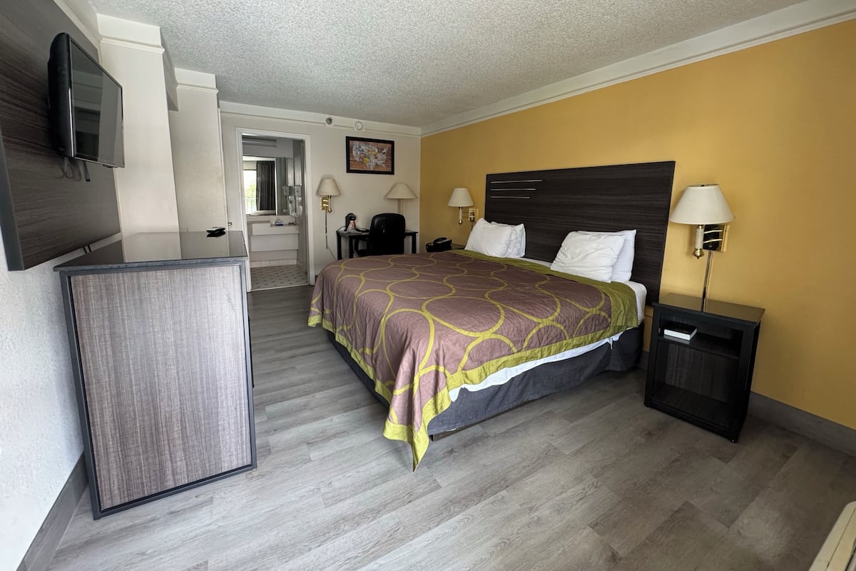 Room, 1 King Bed, Non Smoking | Premium bedding, pillowtop beds, desk, laptop workspace