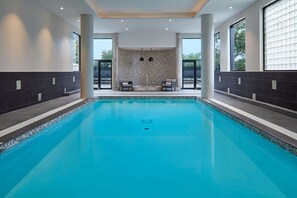 Una piscina cubierta