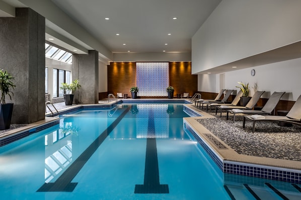 Piscine couverte, accès possible de 06 h 30 à 22 h 00, chaises longues 