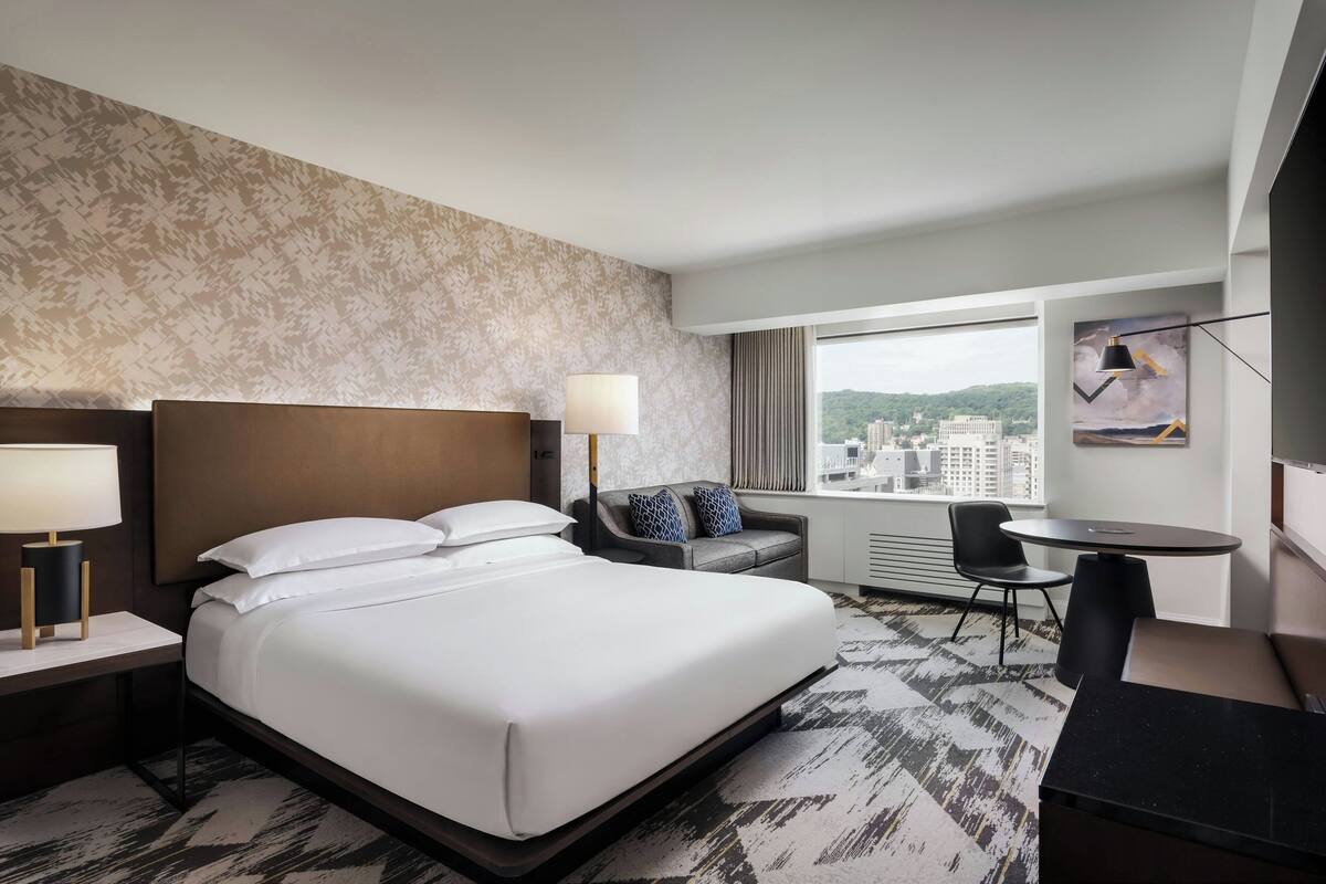 Luxe beddengoed, een kluis op de kamer, een bureau