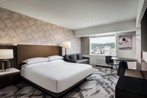 高級寢具、客房內保險箱、獨特裝潢、書桌