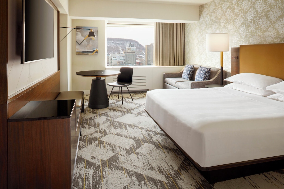 Deluxe Room, 1 King Bed with Sofa bed | Premium bedding, in-room safe, desk, blackout drapes