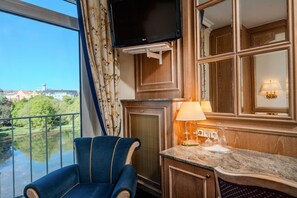 Ropa de cama hipoalergénica, minibar, escritorio