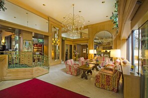 Lobby-lounge