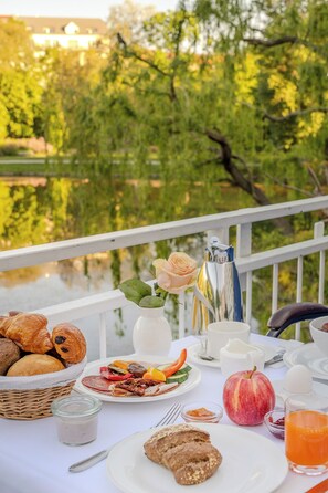 Daily buffet breakfast (EUR 23 per person) - Ringhotel Seehof Berlin (Berlin)