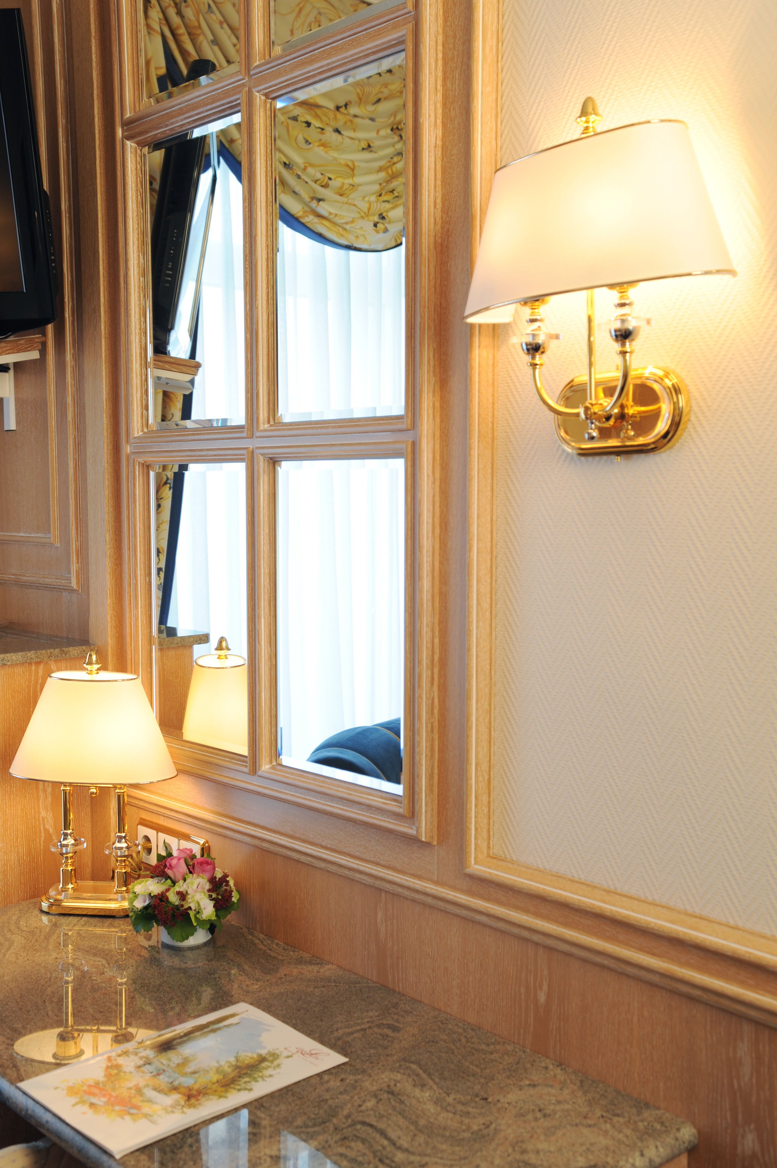 1 bedroom, hypo-allergenic bedding, minibar, desk