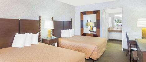 Escritorio, espacio para trabajar con laptop y cortinas blackout