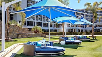 5 piscinas al aire libre, cabañas de piscina (de pago), sombrillas