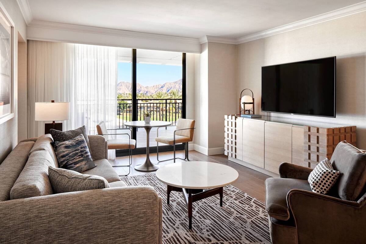 En 50-tommers LED-TV med kabel-kanaler samt smart-TV og Netflix