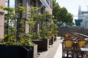 2 restaurants, lunch, dinner served; international cuisine 