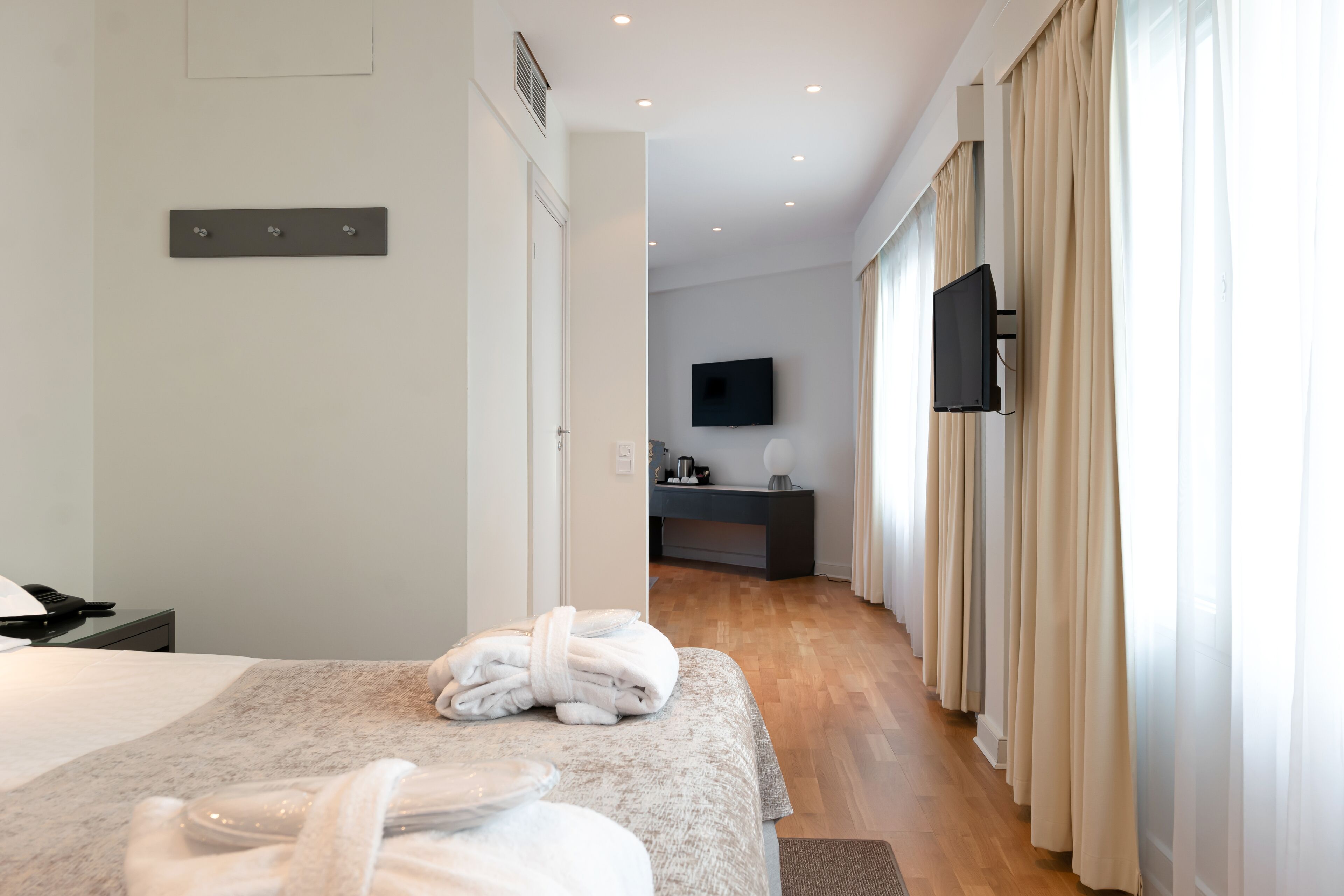 Svit | Minibar, värdeförvaringsskåp på rummet och skrivbord