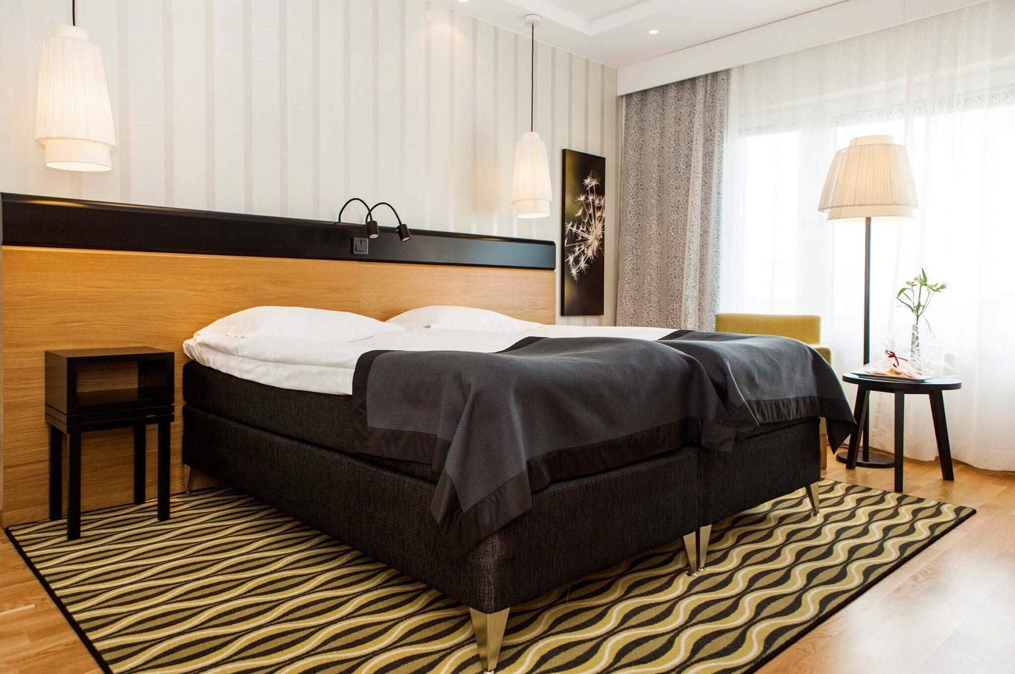 Minibar, pengeskab på værelset, skrivebord, mørklægningsgardiner