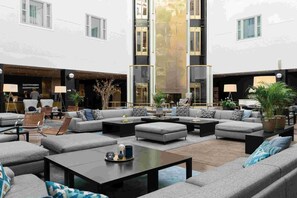 2 bars/lounges, pub