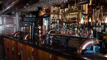 2 Bars/Lounges, Pub