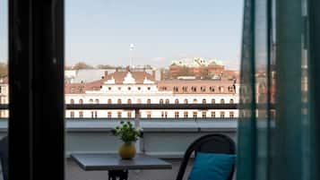 Junior Suite with View | Minibar, vÀrdeförvaringsskÄp pÄ rummet och skrivbord