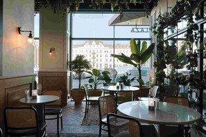 2 restaurants, lunch, dinner served; international cuisine 