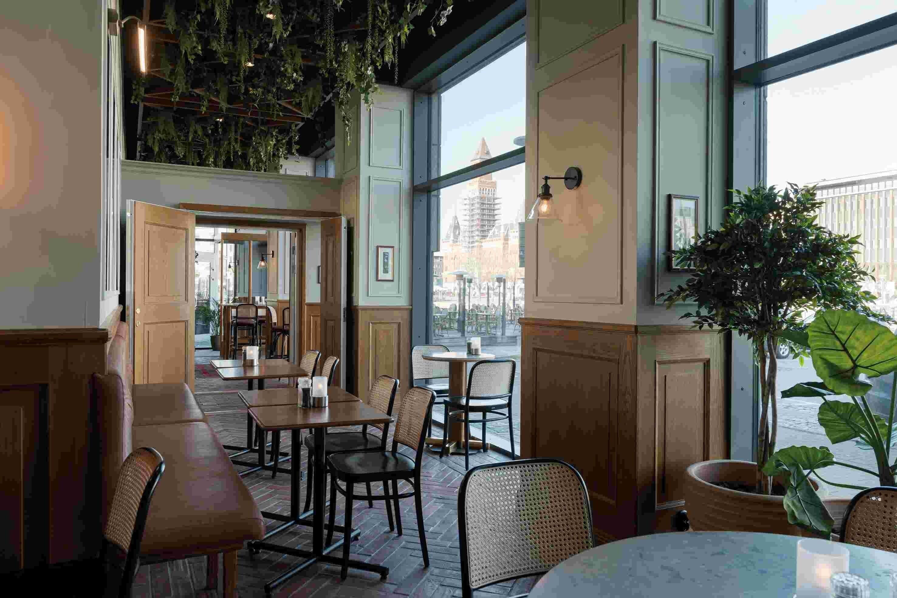 2 restaurants, lunch, dinner served; international cuisine