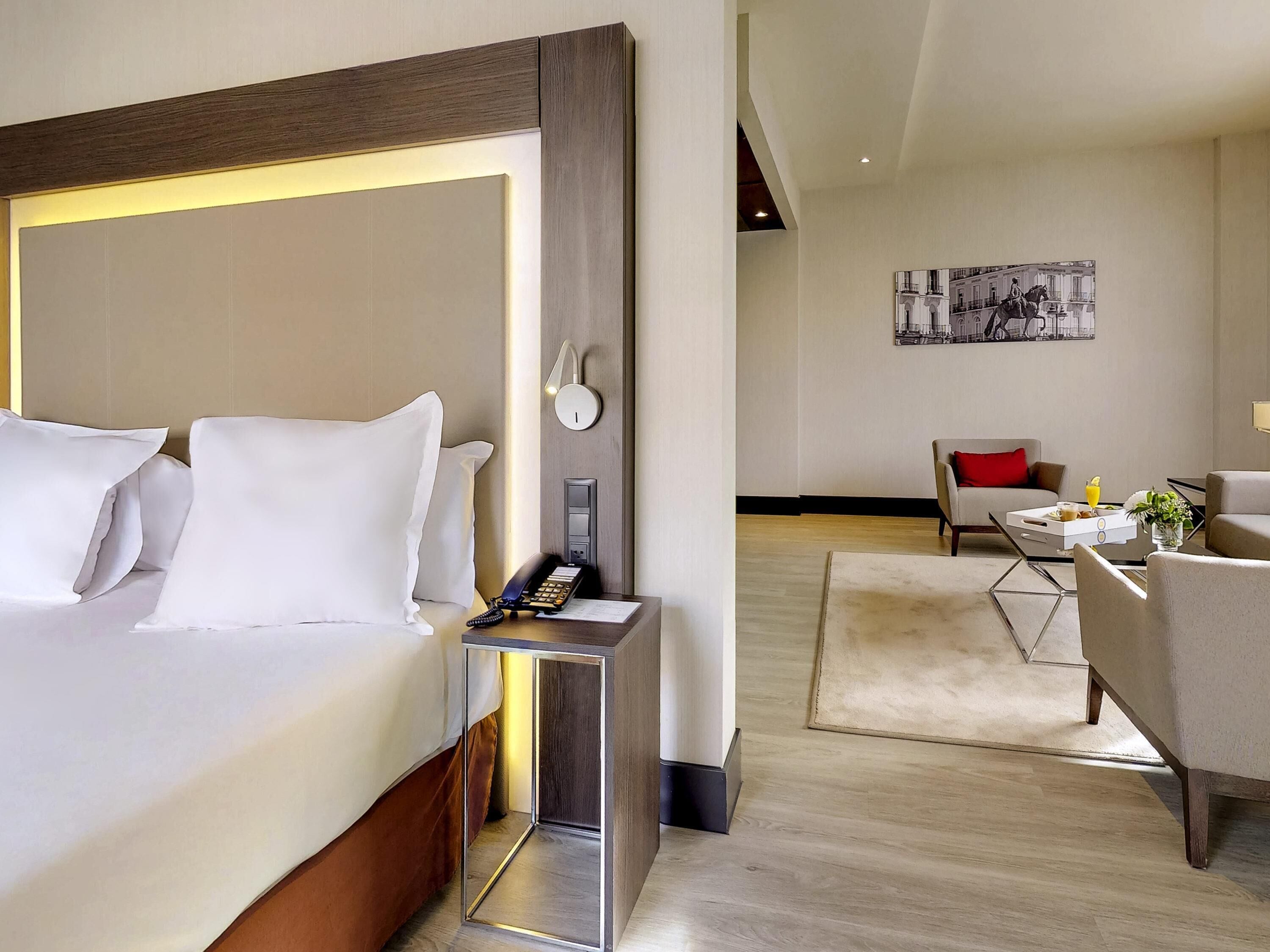 Superior-sviitti, 1 suuri parisänky ja vuodesohva | Allergiatestatut vuodevaatteet, untuvapeitot, minibaari