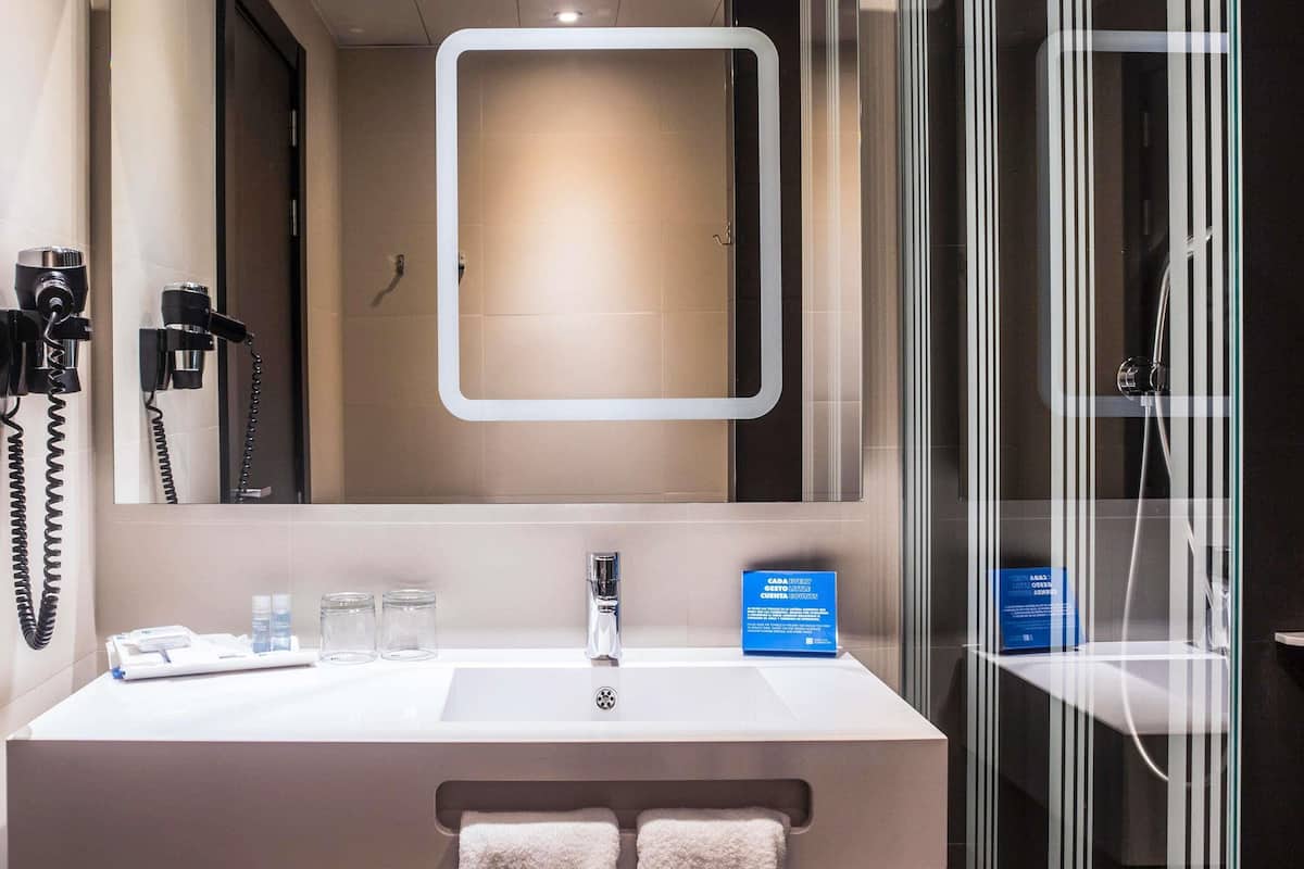 Literie hypoallergénique, couette en duvet d'oie, minibar