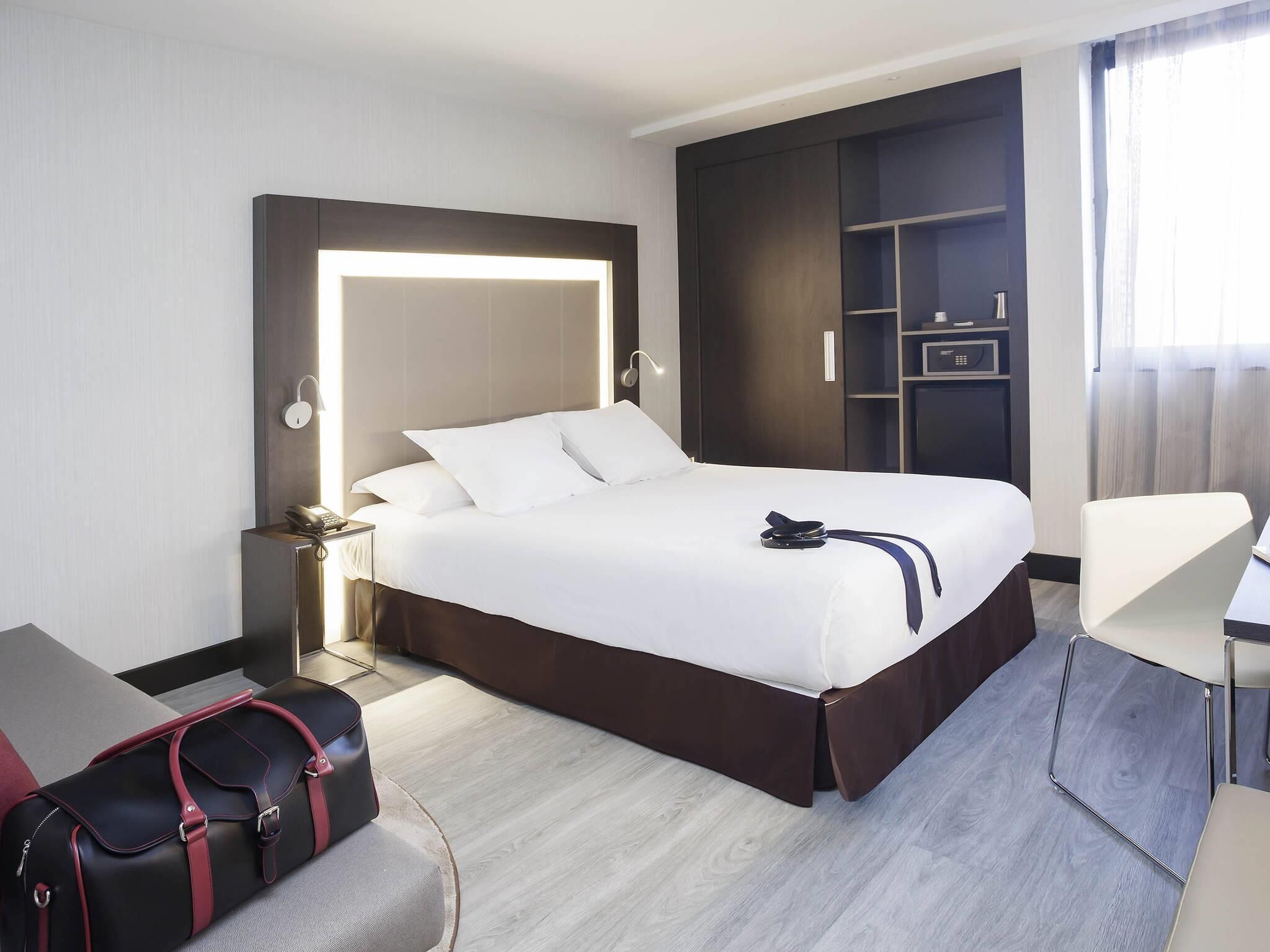 Superior Room, 1 Queen Bed | Hypo-allergenic bedding, down comforters, minibar, in-room safe