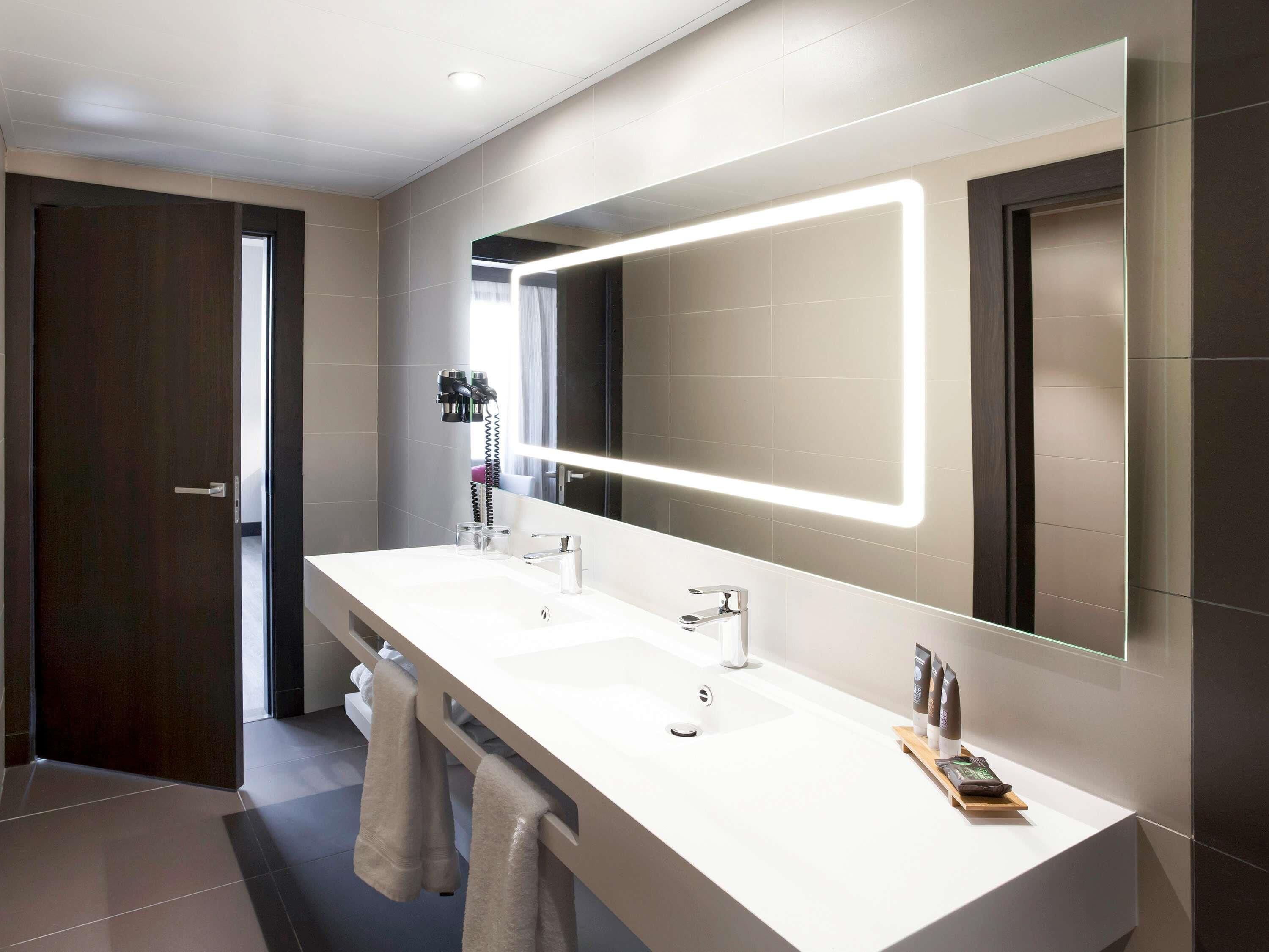 Allergitestet sengetøy, dundyner, minibar og safe på rommet