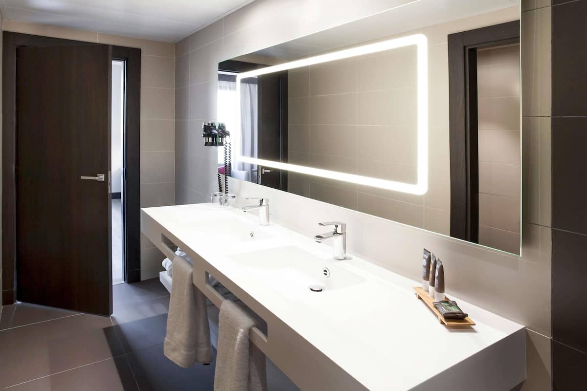 Allergitestet sengetøy, dundyner, minibar og safe på rommet