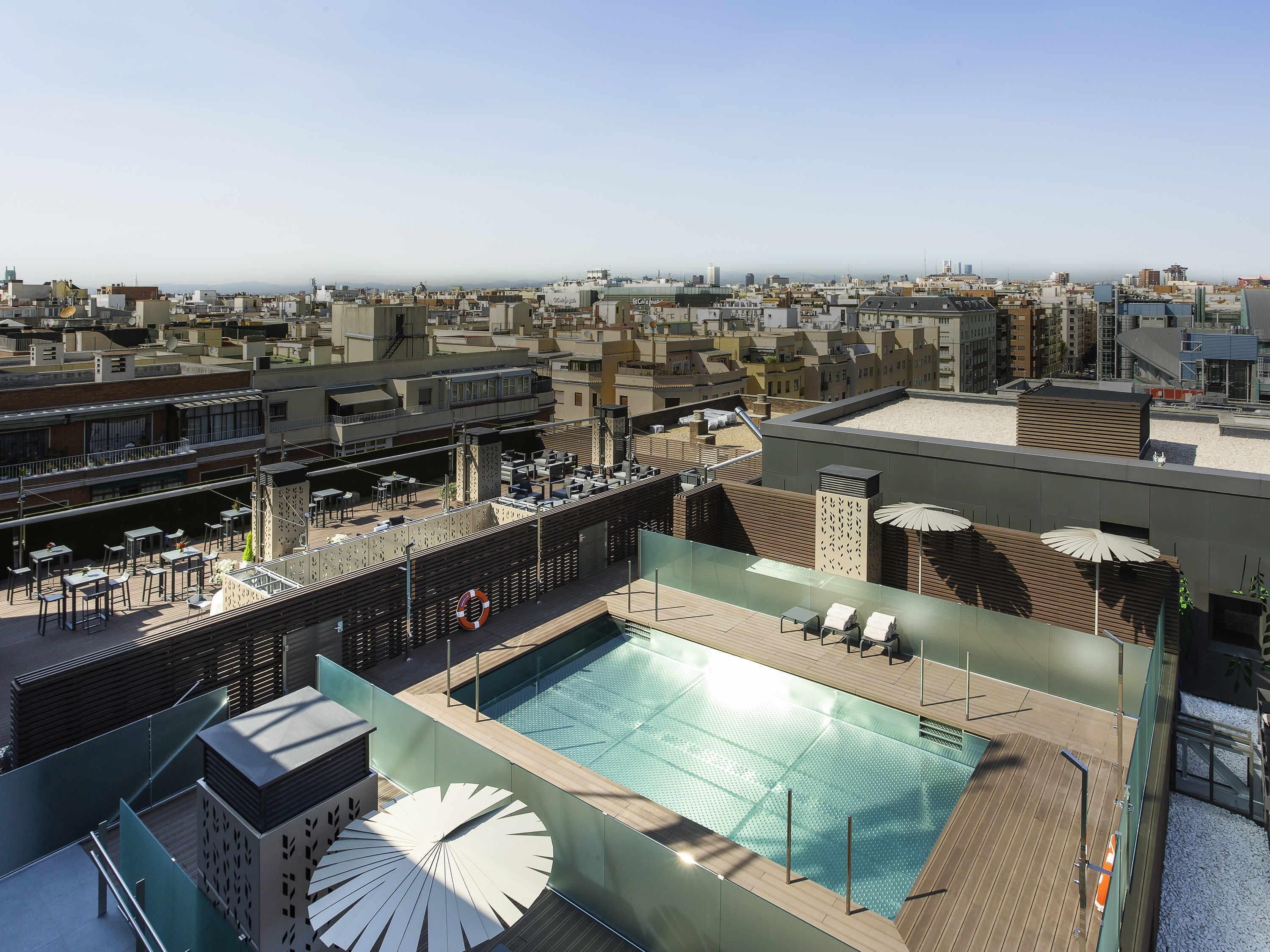 Una piscina al aire libre de temporada