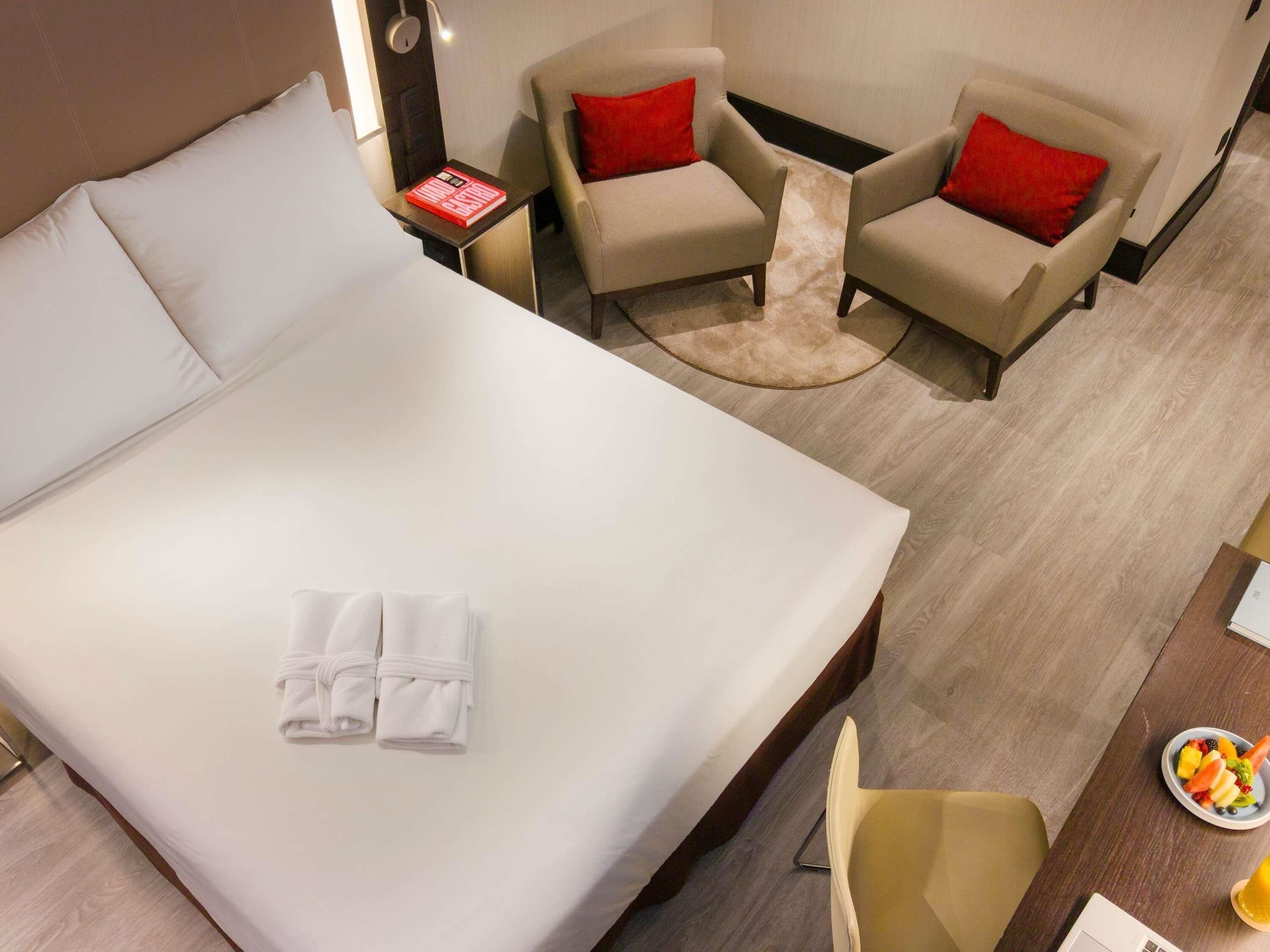 Quarto superior, 1 cama Queen | Roupas de cama antialérgicas, edredons de pluma, frigobar