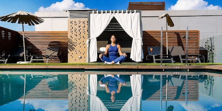 Seasonal outdoor pool. Novotel Madrid Center