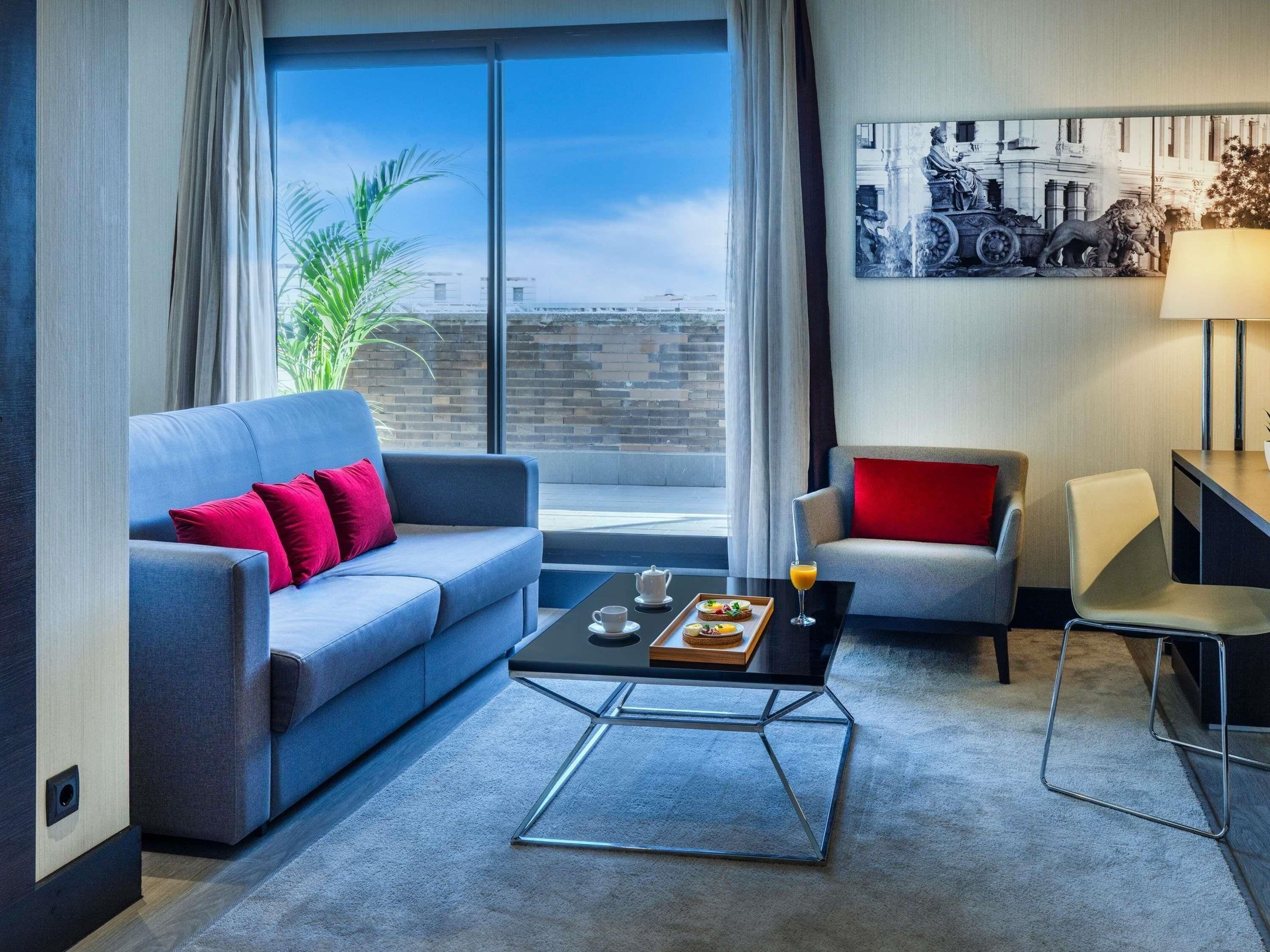 Quarto executivo, 1 cama Queen, terraço | Roupas de cama antialérgicas, edredons de pluma, frigobar