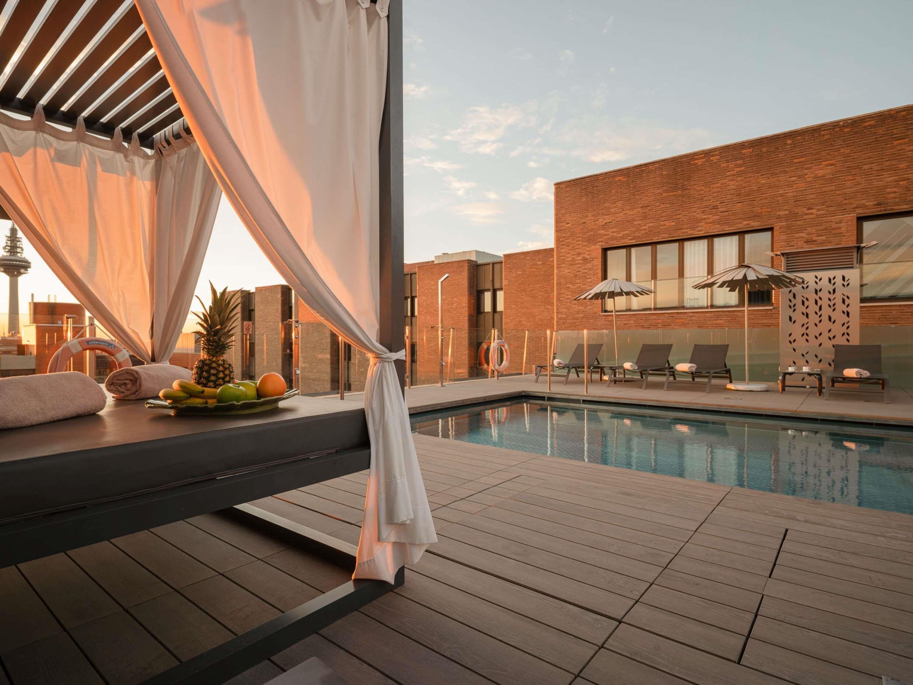 Una piscina al aire libre de temporada
